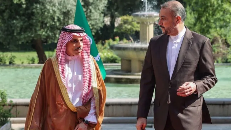 جولة وزير الخارجية الإيراني الخليجية.. تحوّل استراتيجي أم استثمار للوقت؟