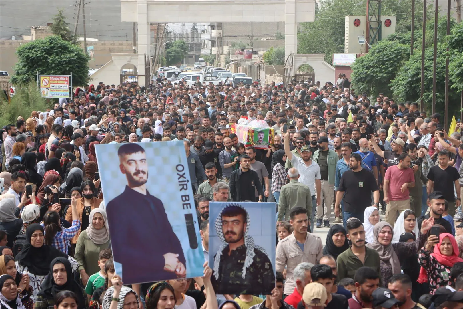 أهالي قامشلو يشيّعون جثمان الشهيد آمد عنترية