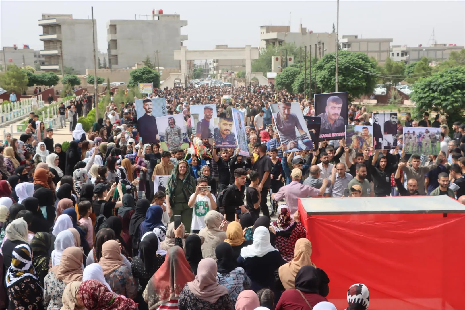 أهالي قامشلو يشيّعون جثمان الشهيد آمد عنترية