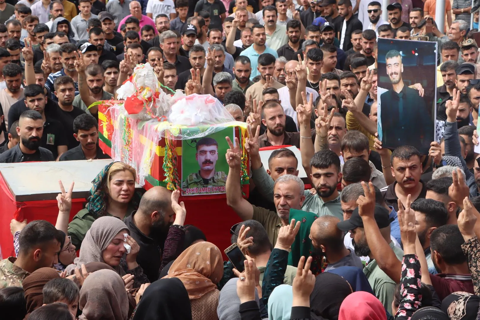 أهالي قامشلو يشيّعون جثمان الشهيد آمد عنترية