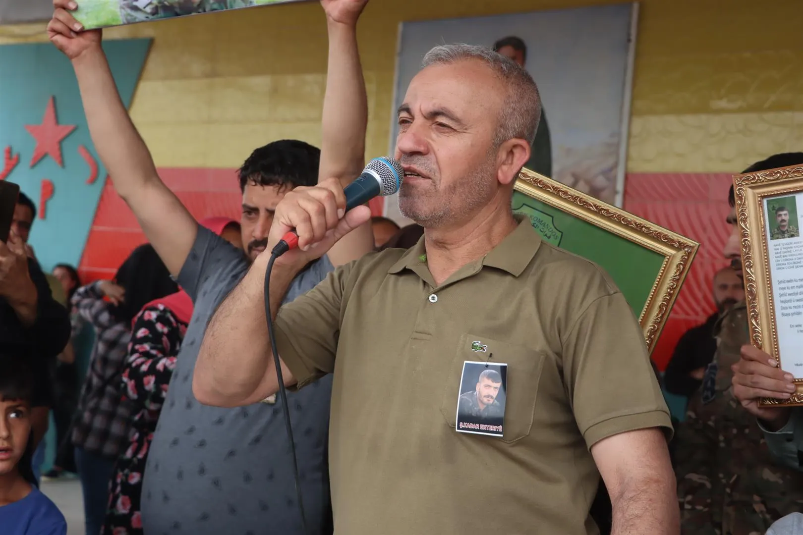 أهالي قامشلو يشيّعون جثمان الشهيد آمد عنترية