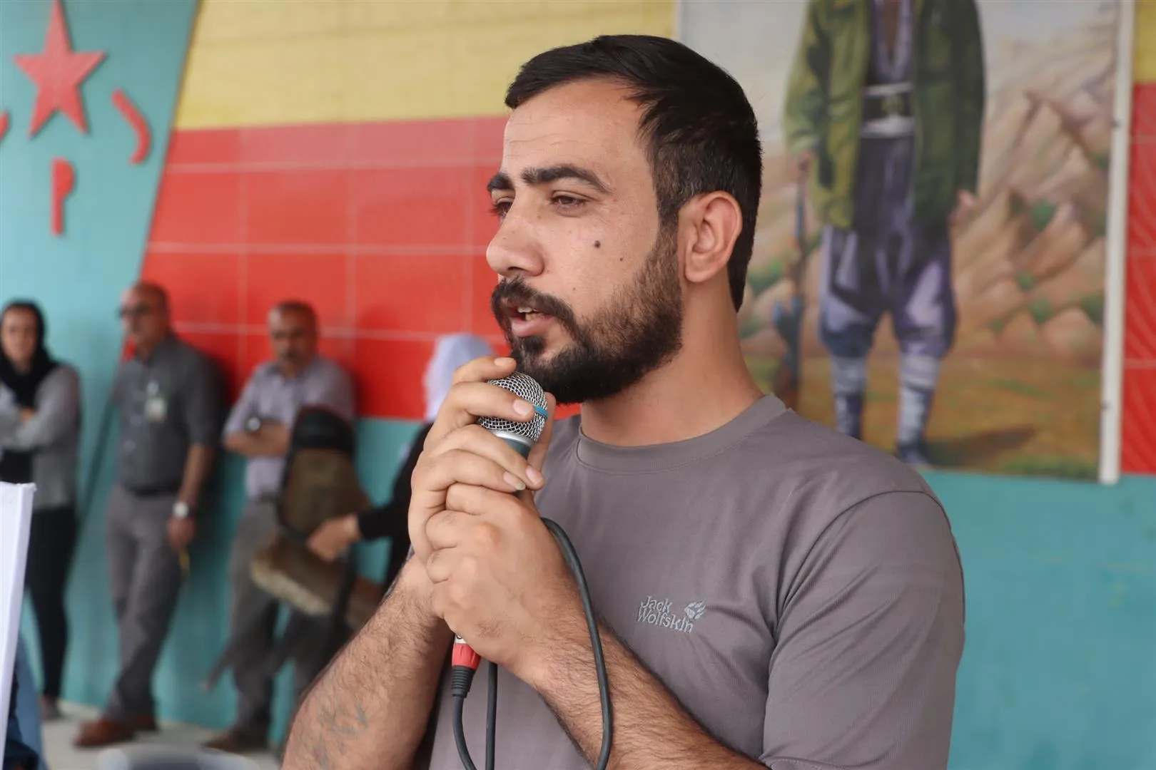 أهالي قامشلو يشيّعون جثمان الشهيد آمد عنترية
