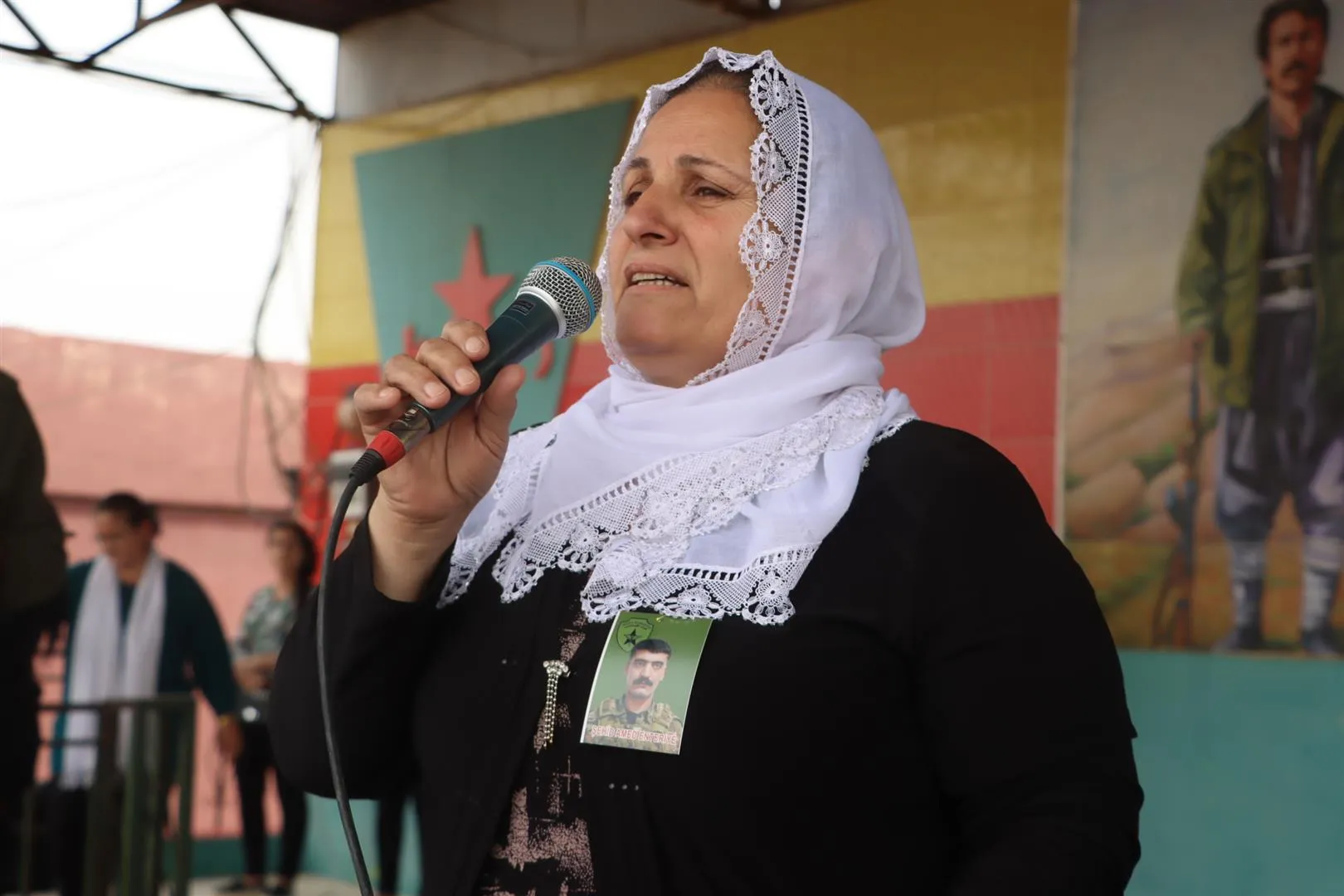 أهالي قامشلو يشيّعون جثمان الشهيد آمد عنترية