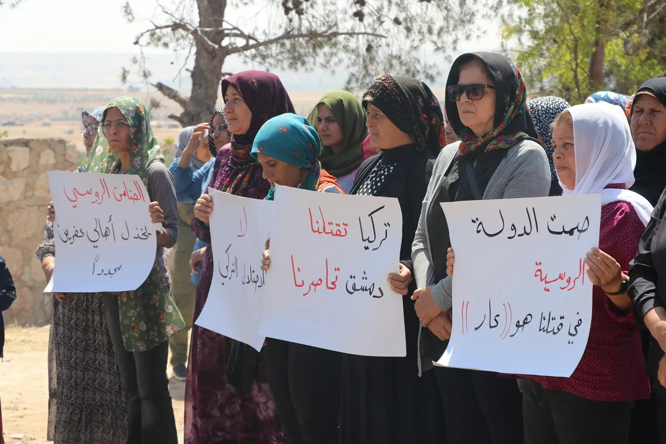 ​​​​​​​أهالي الشهباء يتظاهرون ضد الهجمات التركية والتواطؤ الروسي