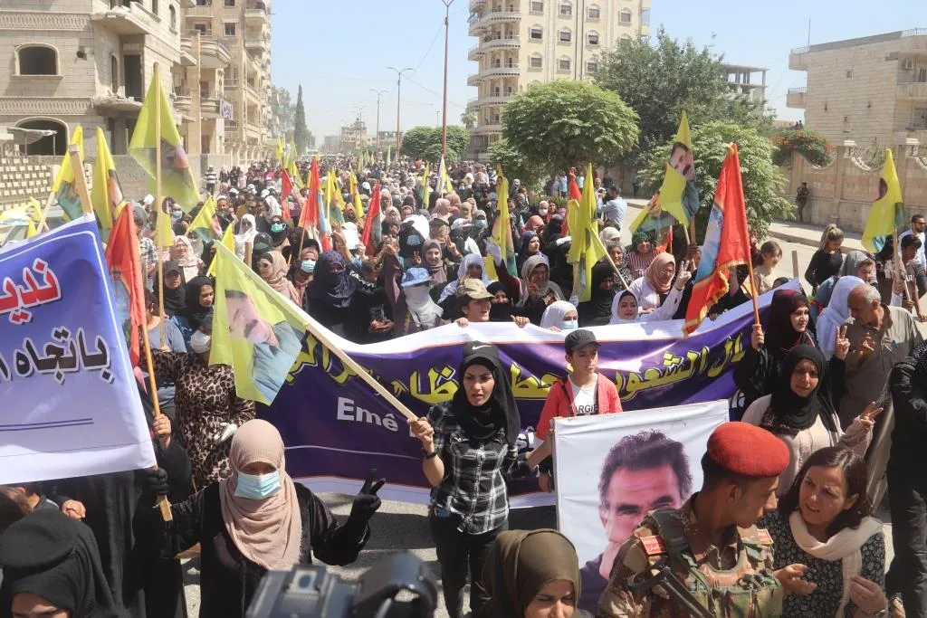أهالي مدينة الرقة ينددون بقرار تمديد العزلة على القائد عبد الله أوجلان