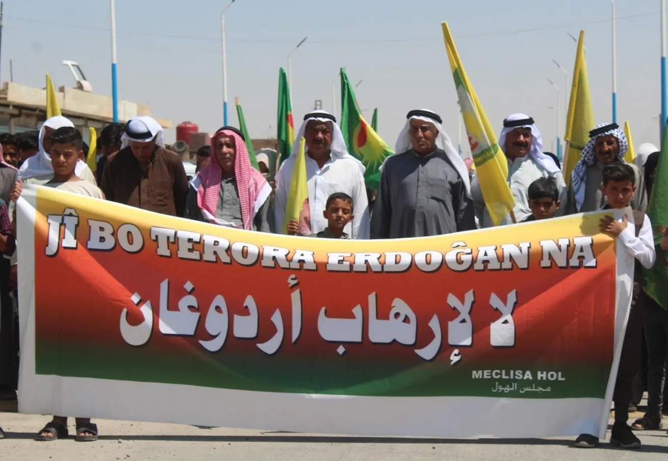 ​​​​​​​أهالي الهول يتظاهرون ضد الهجمات التركية