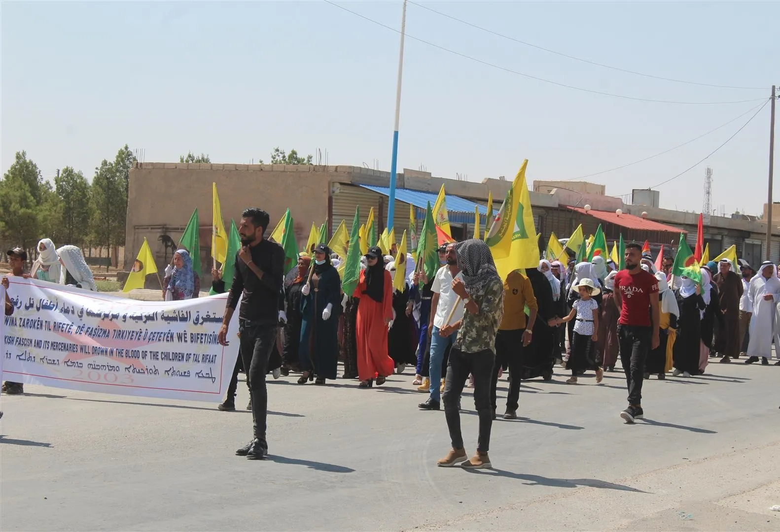 ​​​​​​​أهالي الهول يتظاهرون ضد الهجمات التركية