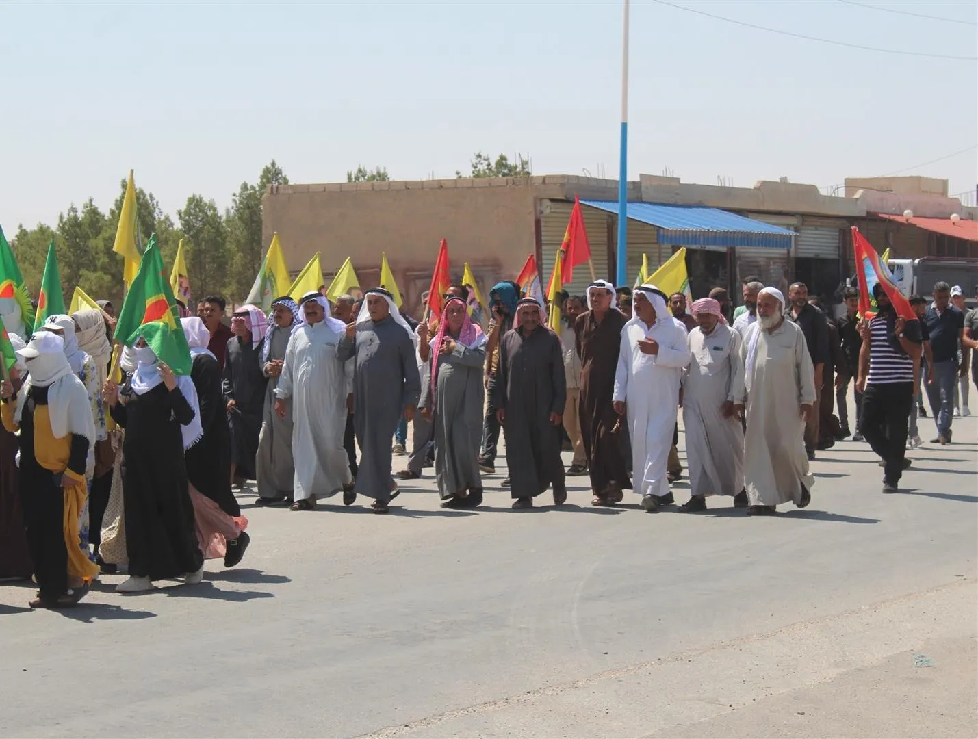 ​​​​​​​أهالي الهول يتظاهرون ضد الهجمات التركية