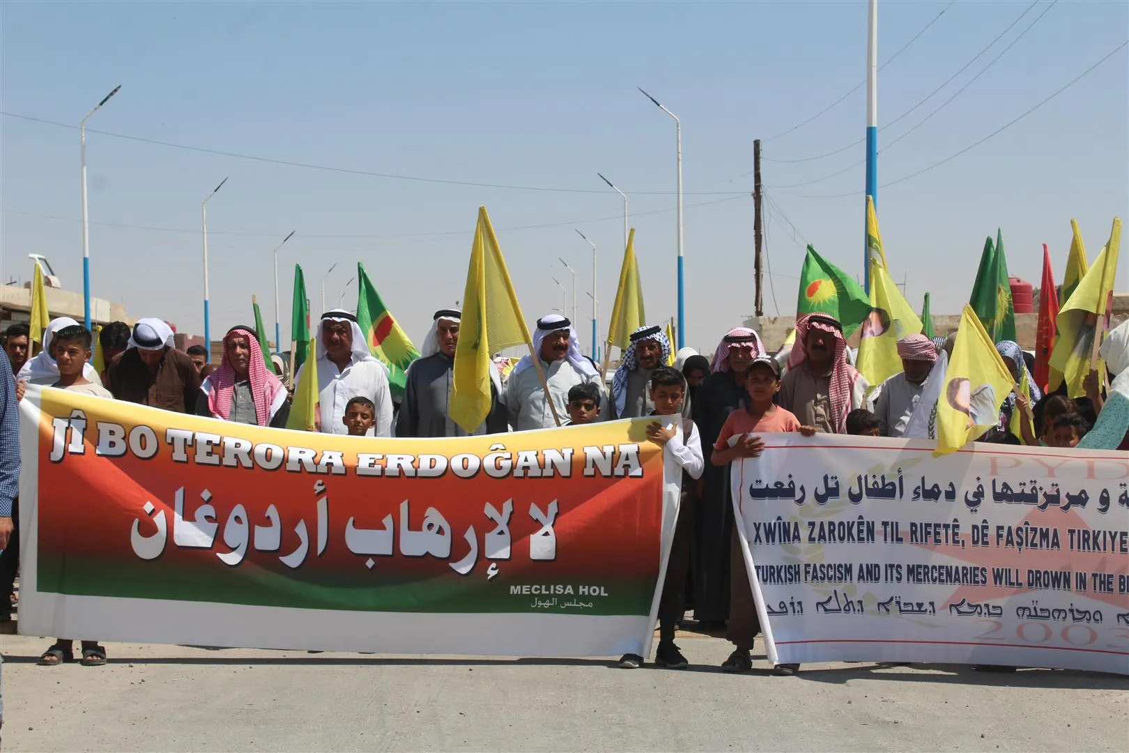 ​​​​​​​أهالي الهول يتظاهرون ضد الهجمات التركية