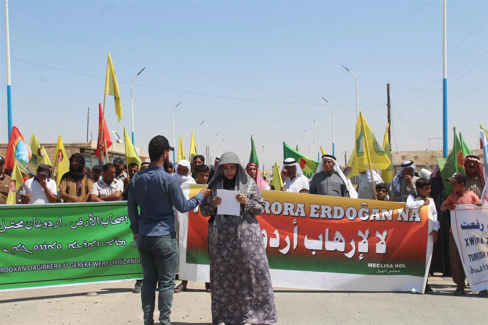 ​​​​​​​أهالي الهول يتظاهرون ضد الهجمات التركية