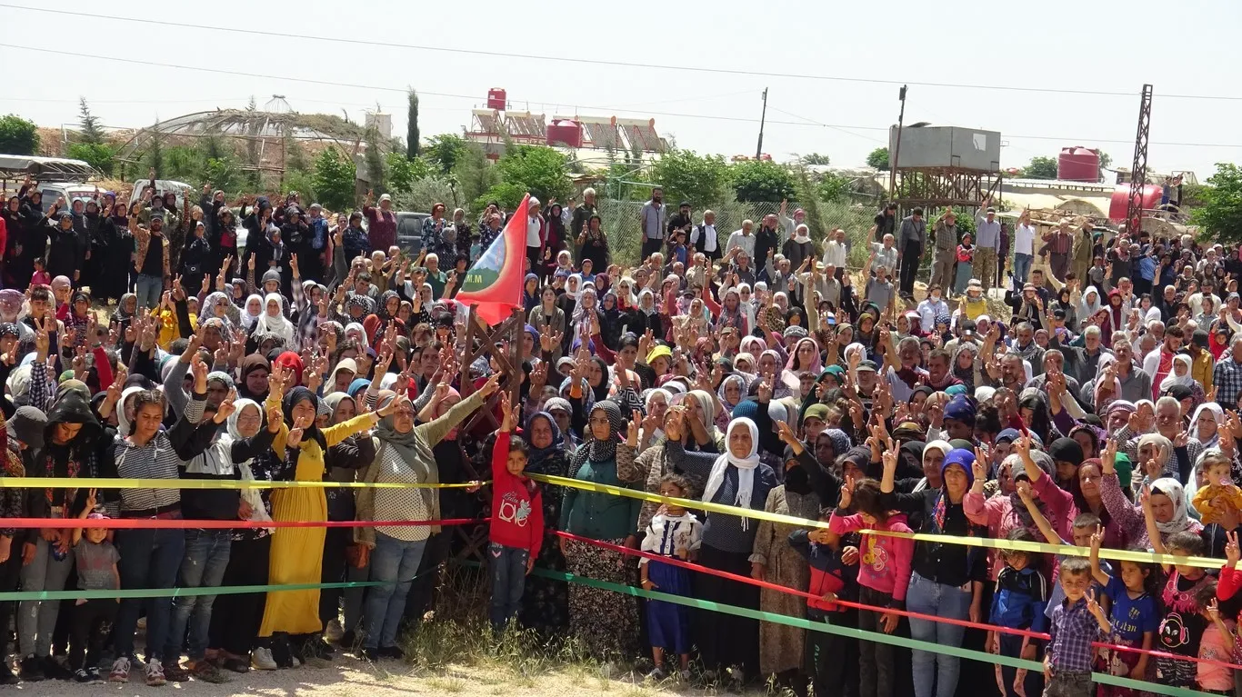 الآلاف يقدمون واجب العزاء لذوي شهداء القصف التركي
