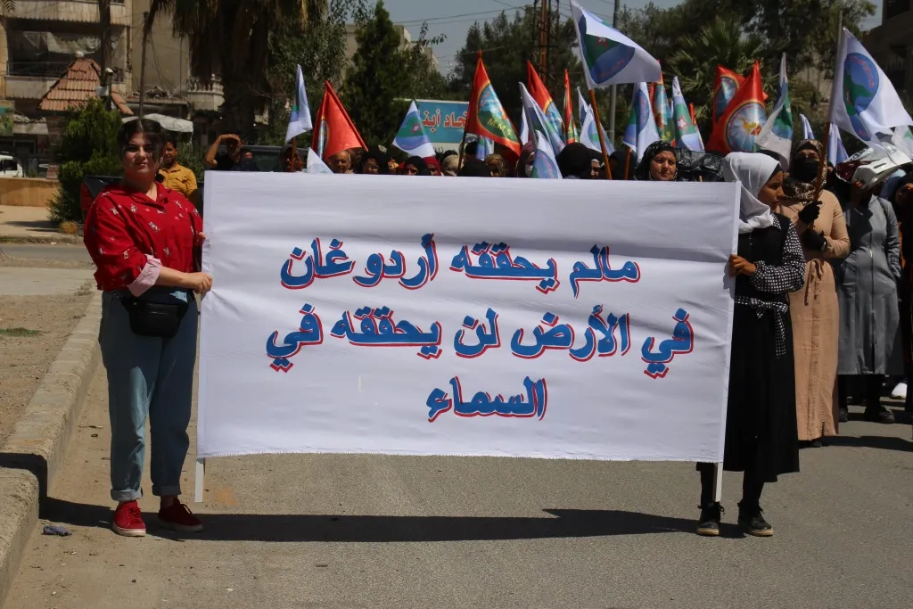 أهالي منبج يتظاهرون ضد الهجمات التركي ويطالبون بفرض حظر جوي