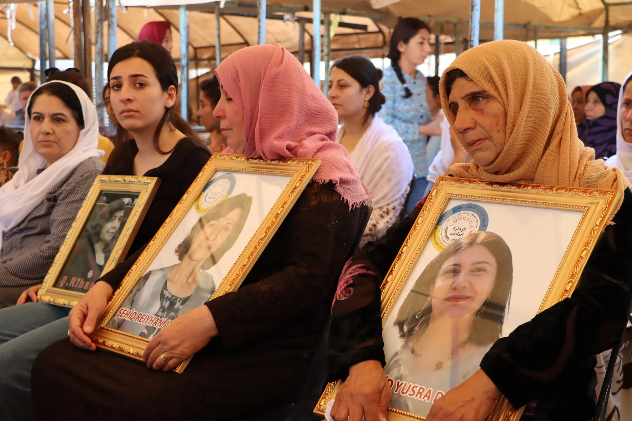 من تحت خيمة عزاء شهداء المجزرة: بإرادة المرأة الحرة وتكاتف الشعوب سننتصر