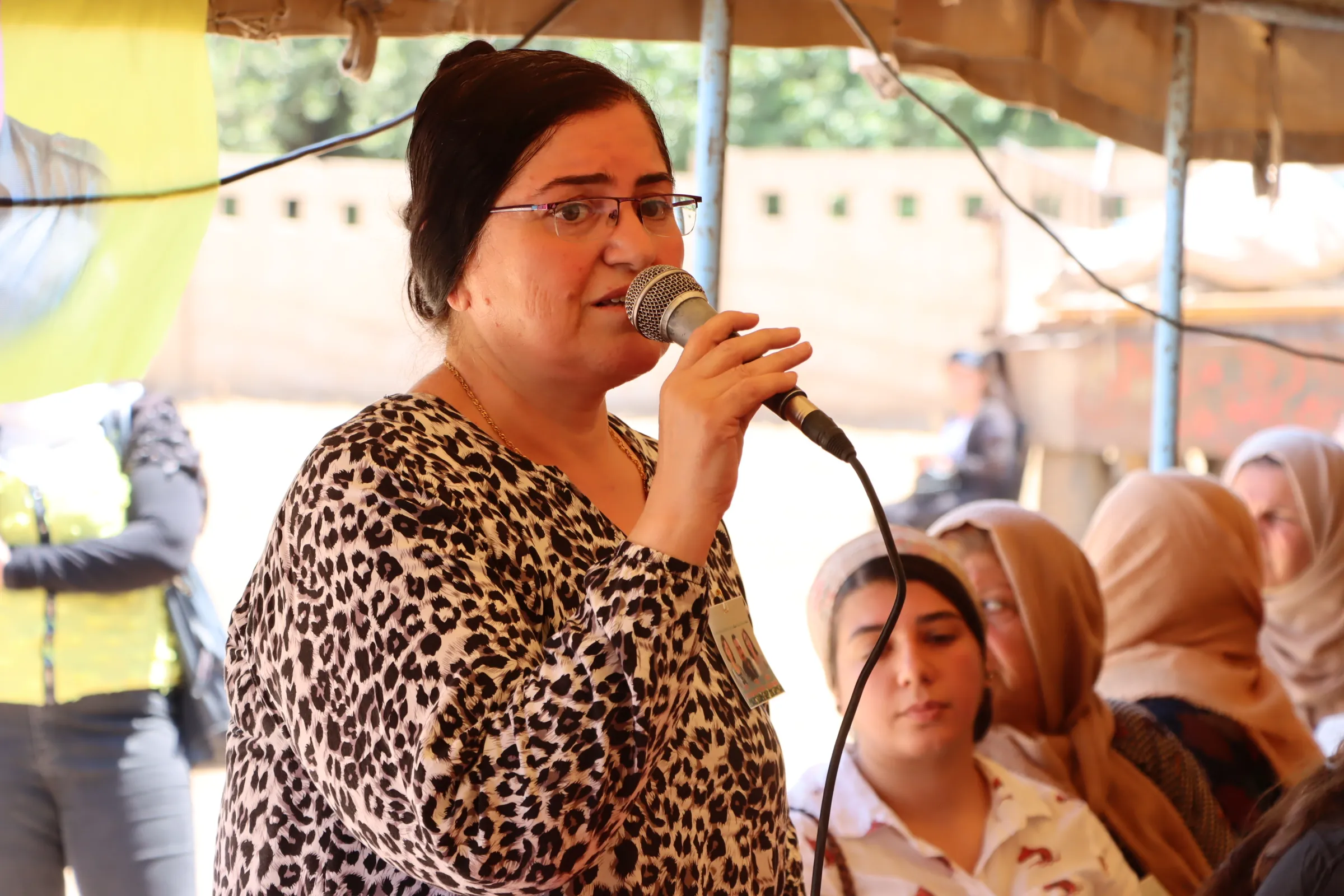 من تحت خيمة عزاء شهداء المجزرة: بإرادة المرأة الحرة وتكاتف الشعوب سننتصر