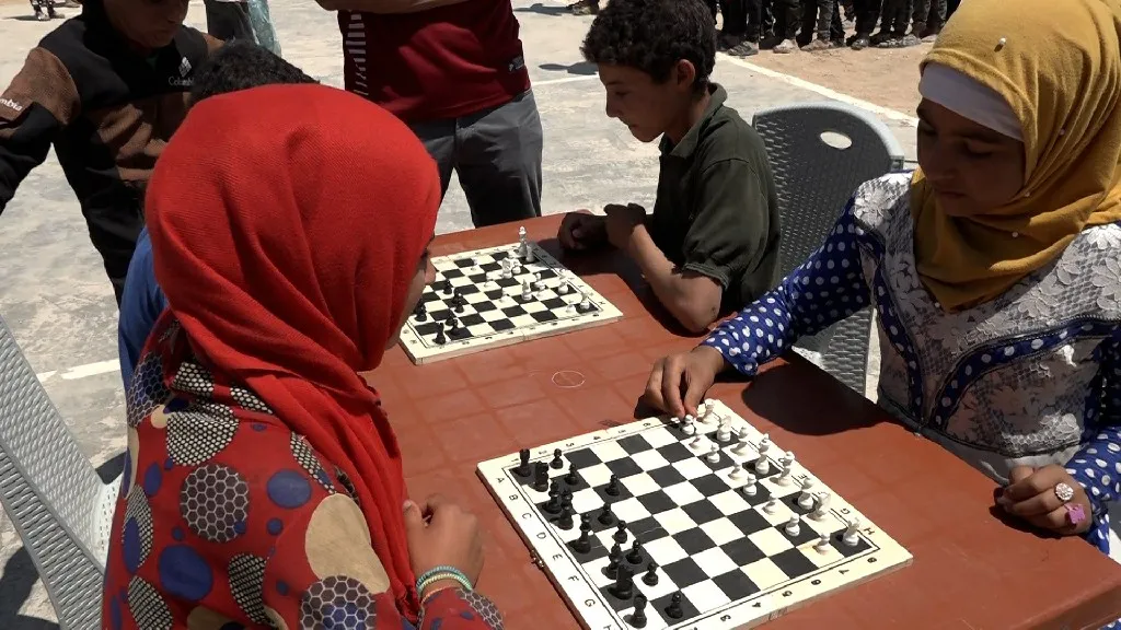 بمناسبة عيد الأضحى فعالية ترفيهية للأطفال في مخيم للنازحين بدير الزور