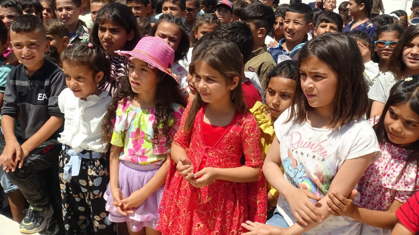 ​​​​​​​توزيع ١٣ ألف جلاء على طلبة المرحلة الابتدائية في الشهباء