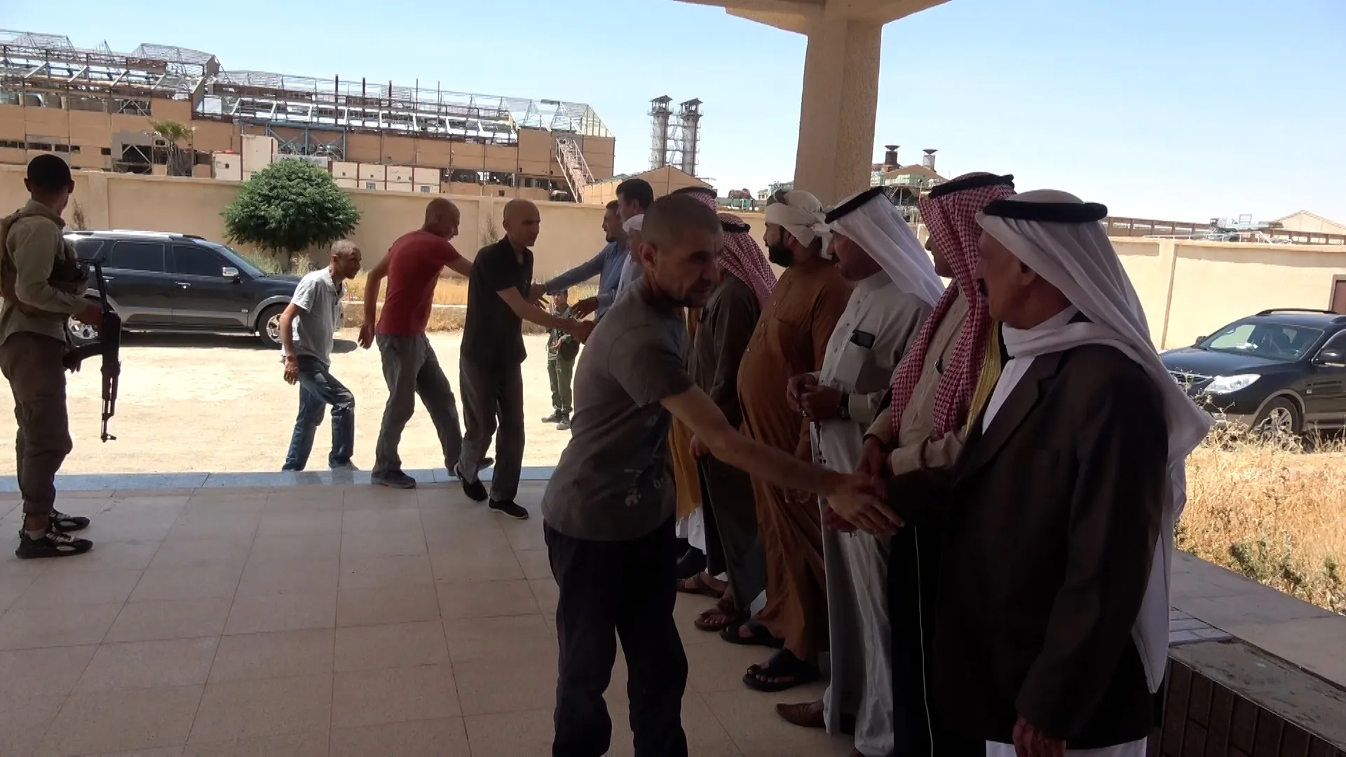 قسد تفرج عن معتقلين لم تتلطخ أيديهم بدماء السوريين