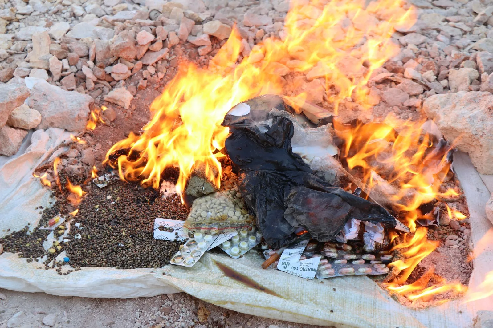 قوى الأمن الداخلي تتلف كمية من المخدرات في حلب وتدعو الأهالي للتضامن معها في القضاء على بؤر المخدرات