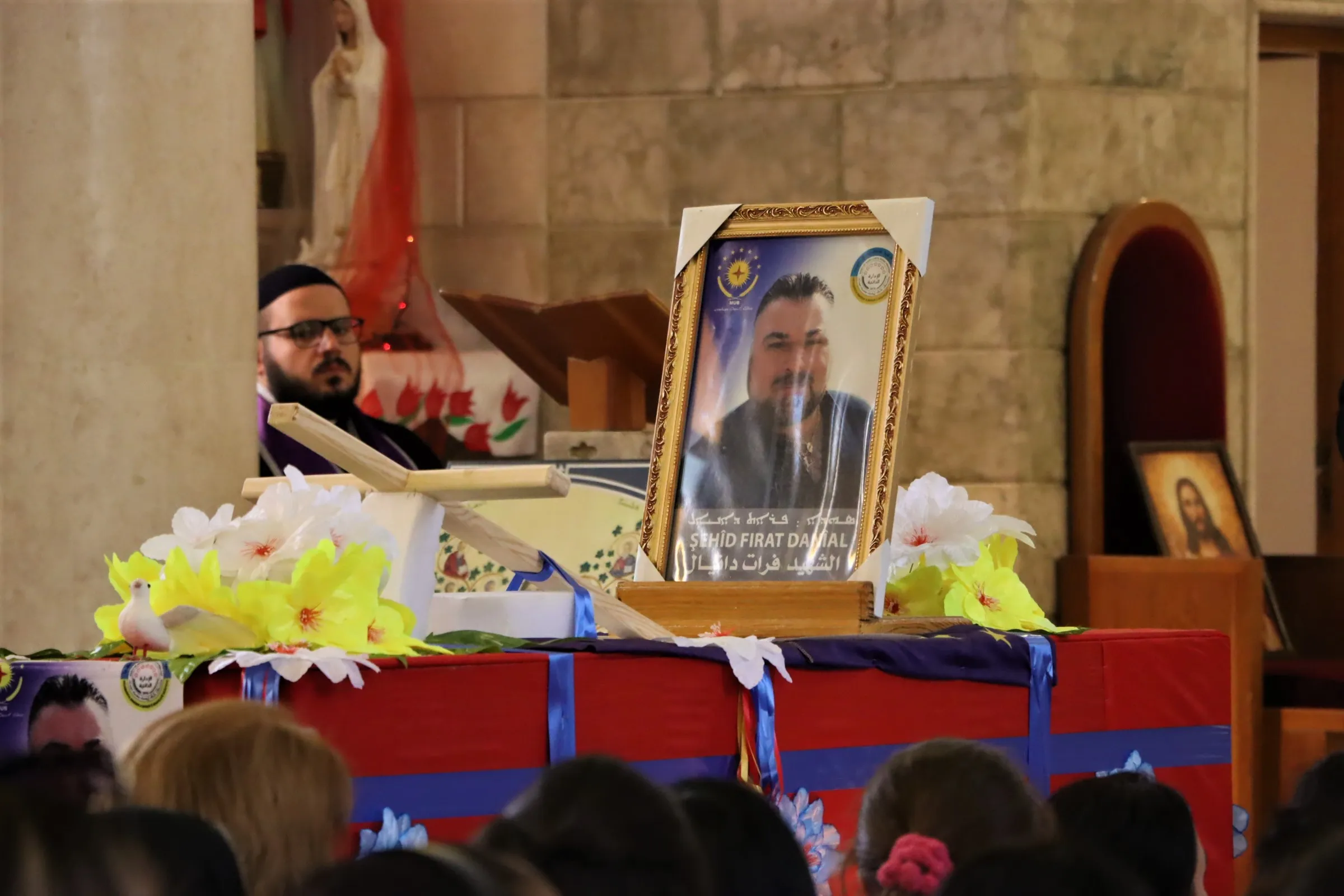 أهالي قامشلو يشيعون جثمان الشهيد فرات توما إلى مثواه الأخير