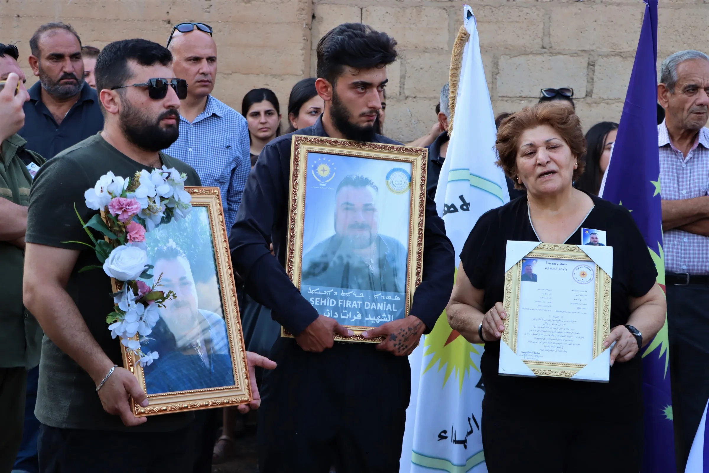 أهالي قامشلو يشيعون جثمان الشهيد فرات توما إلى مثواه الأخير