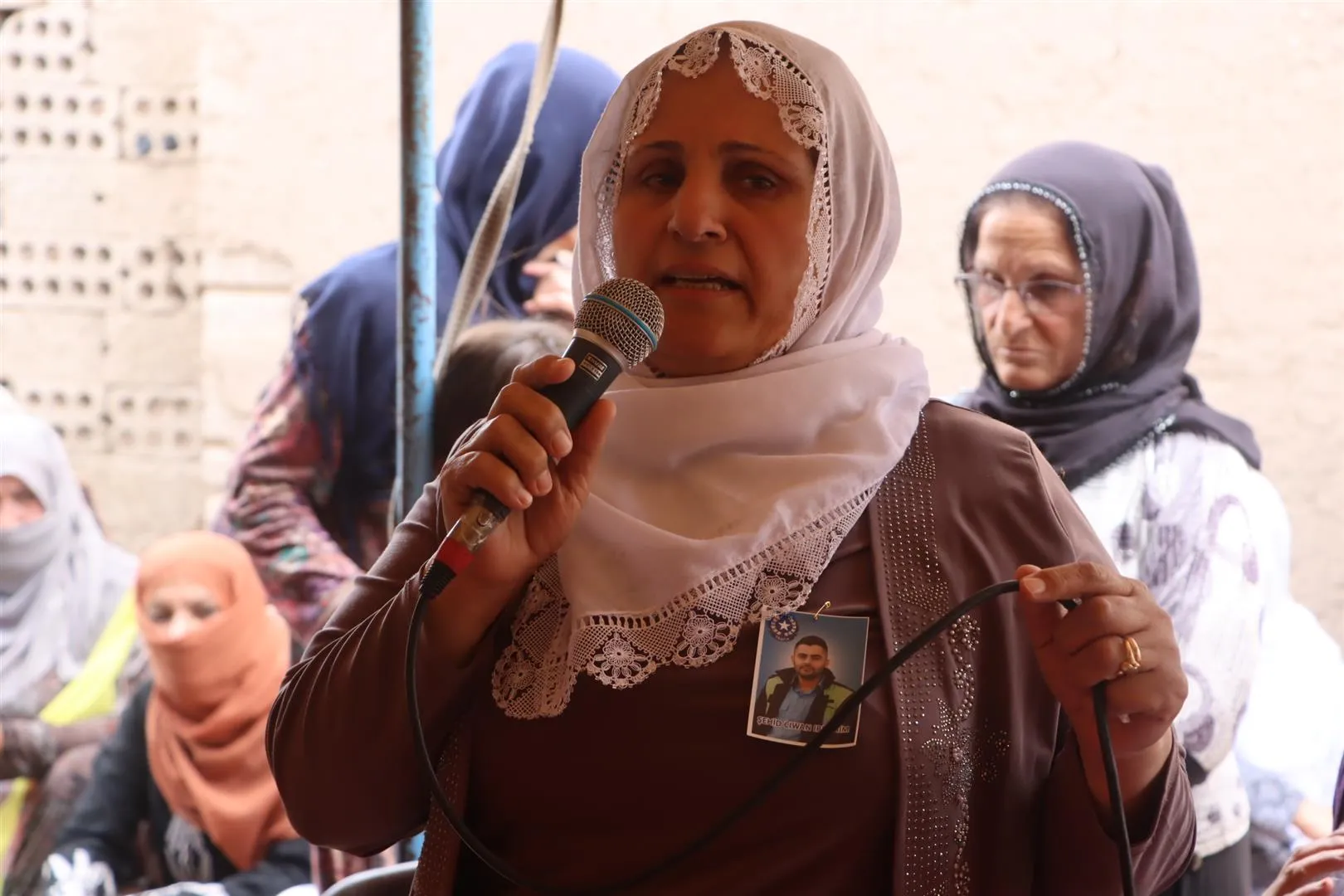 من خيمة عزاء الشهيد جوان : شعارنا دائماً وأبداً سيكون المقاومة حياة