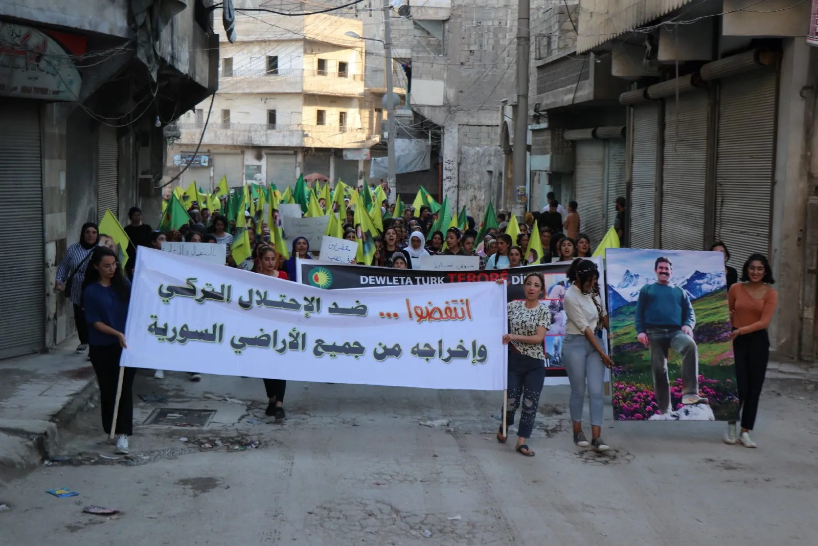 أهالي حلب يؤكدون على استمرار المقاومة والتمسك بالأرض خلال تظاهرة