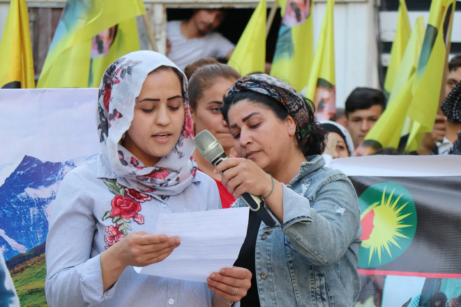 أهالي حلب يؤكدون على استمرار المقاومة والتمسك بالأرض خلال تظاهرة
