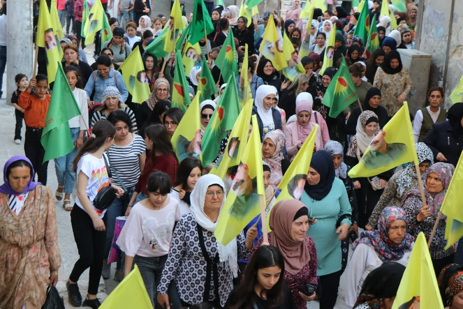أهالي حلب يؤكدون على استمرار المقاومة والتمسك بالأرض خلال تظاهرة