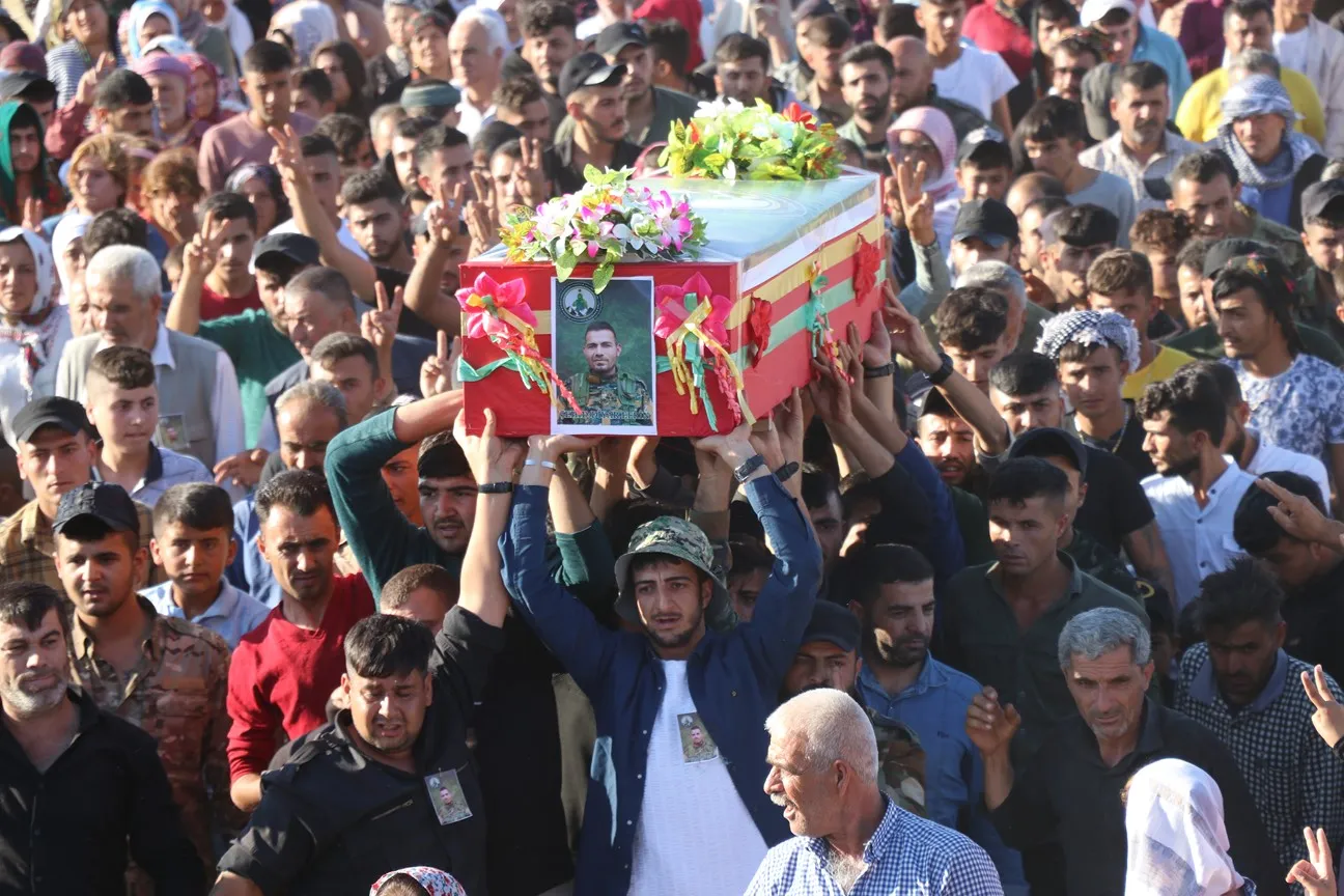 مهجرو عفرين وأهالي الشهباء يودعون الشهيد ديار عفرين