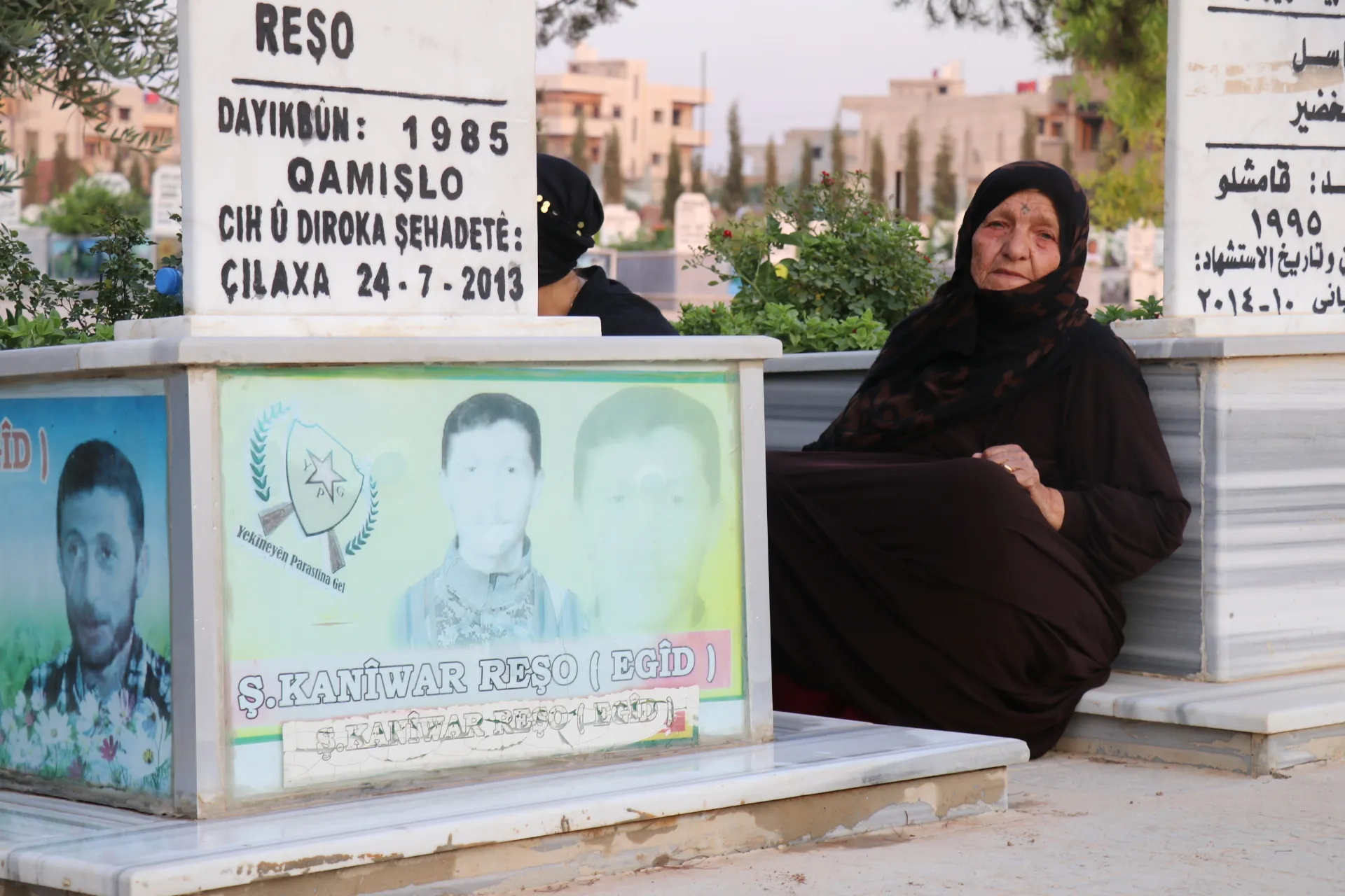 عشية عيد الأضحى إشعال الشموع على أضرحة الشهداء