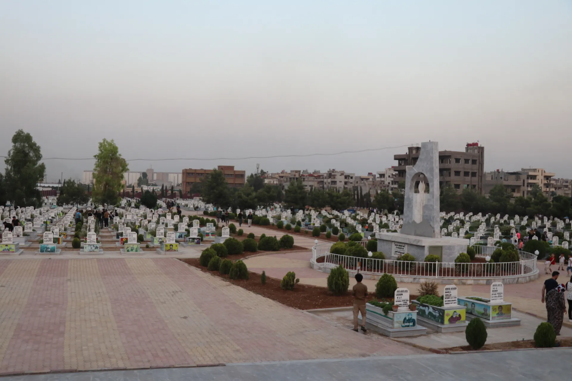 عشية عيد الأضحى إشعال الشموع على أضرحة الشهداء