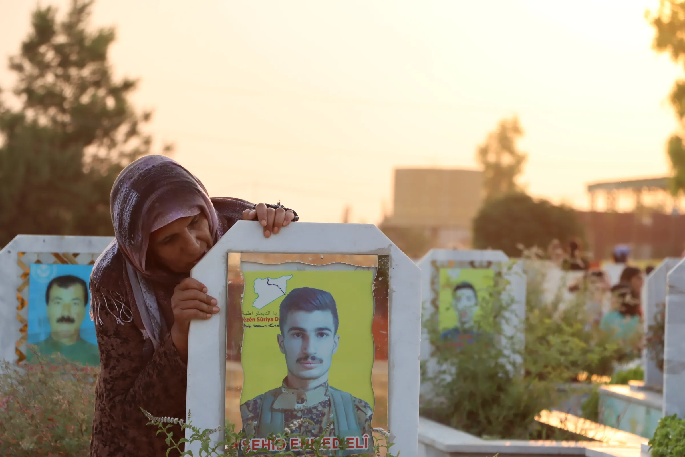 عشية عيد الأضحى إشعال الشموع على أضرحة الشهداء