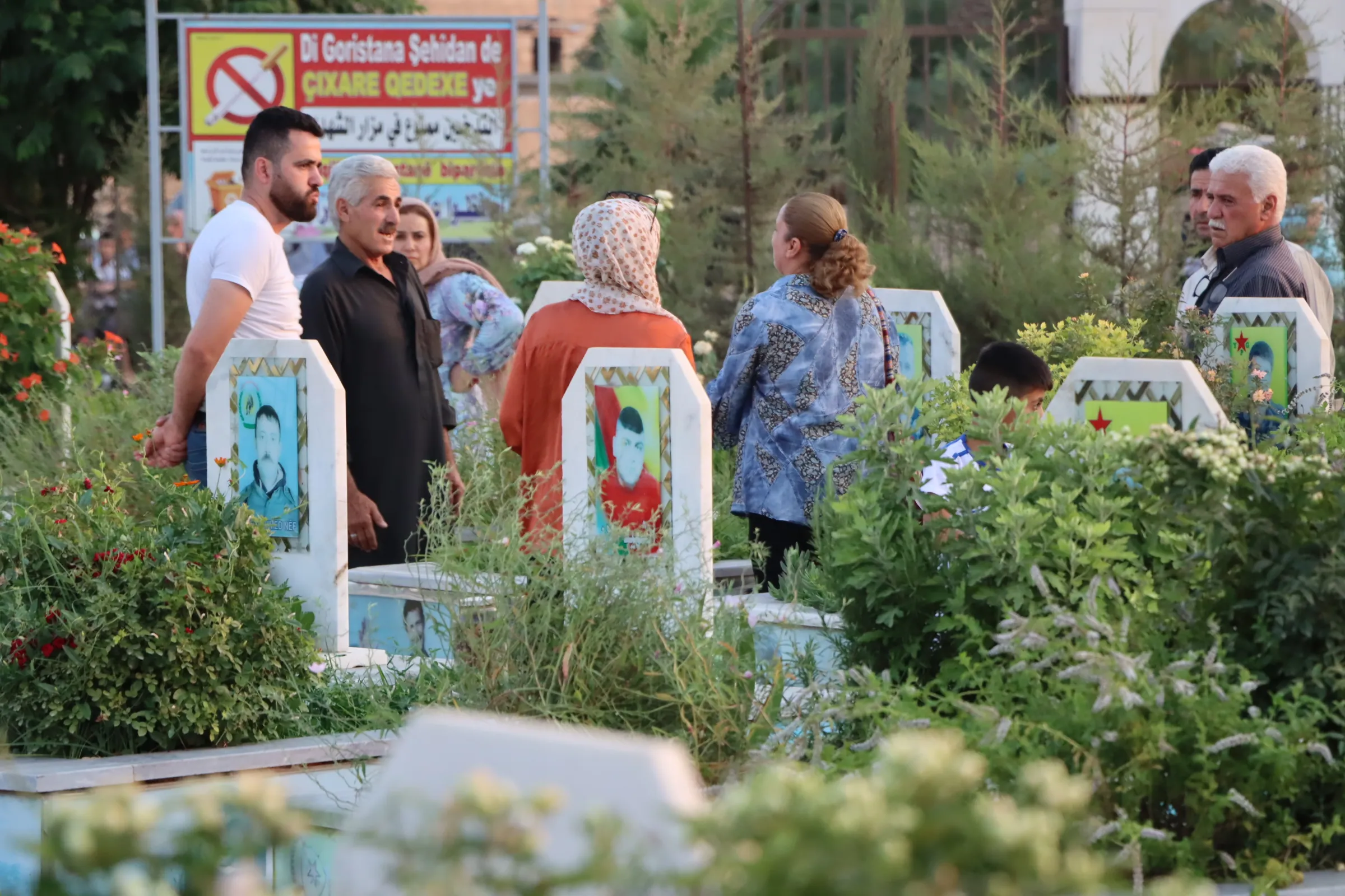 عشية عيد الأضحى إشعال الشموع على أضرحة الشهداء