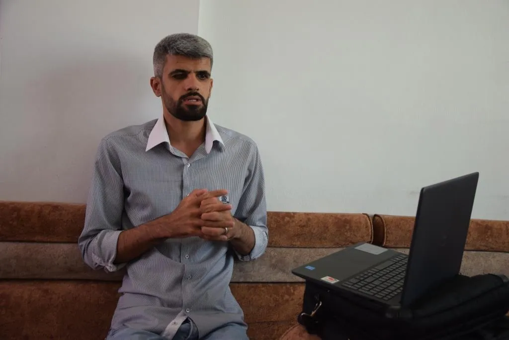 تحدى فقدانه لبصره.. ألّف كتاباً حول مفاهيم استخدام الكمبيوتر بالكردية