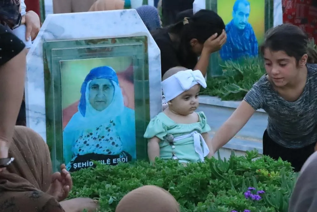 بالشموع أهالي كوباني يستذكرون شهداء مجزرة كوباني
