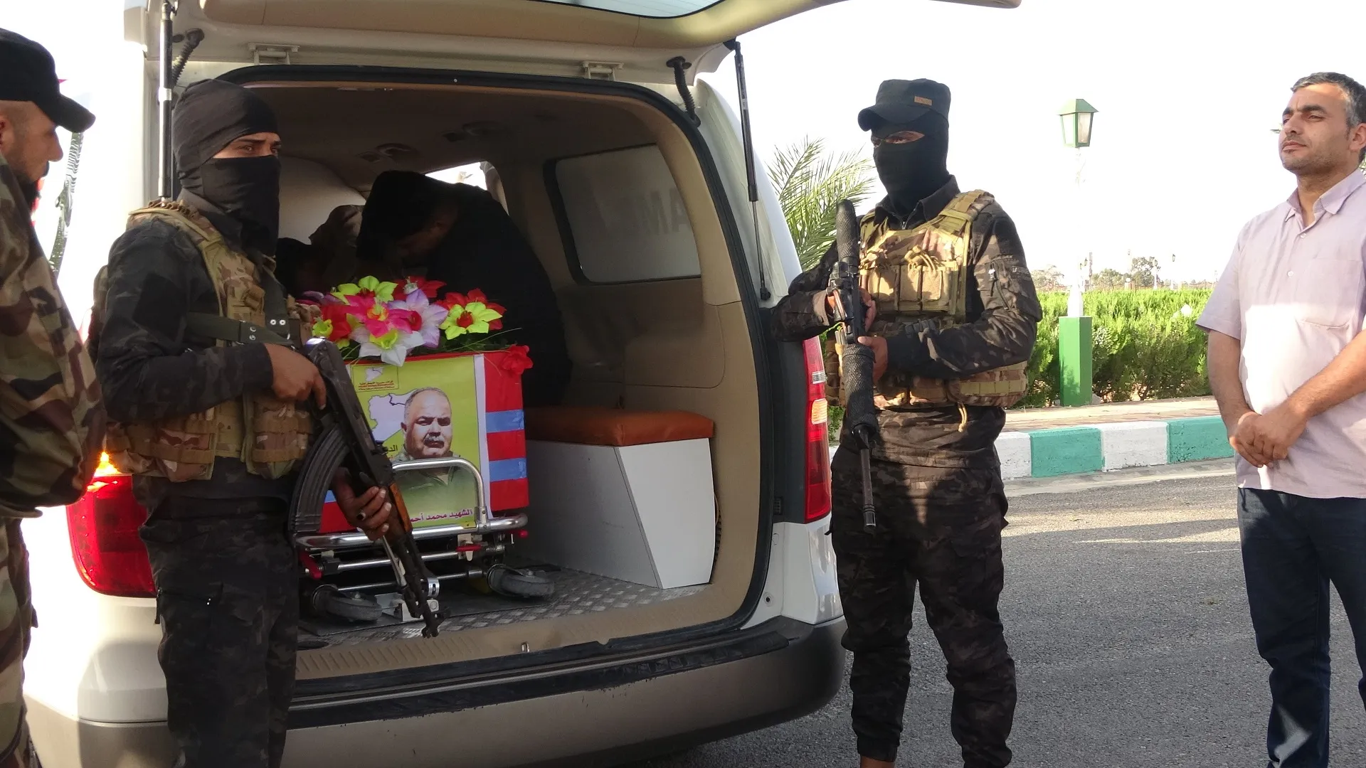أهالي الطبقة يشيعون جثمان مقاتل جيش الثوار محمد الحمادة