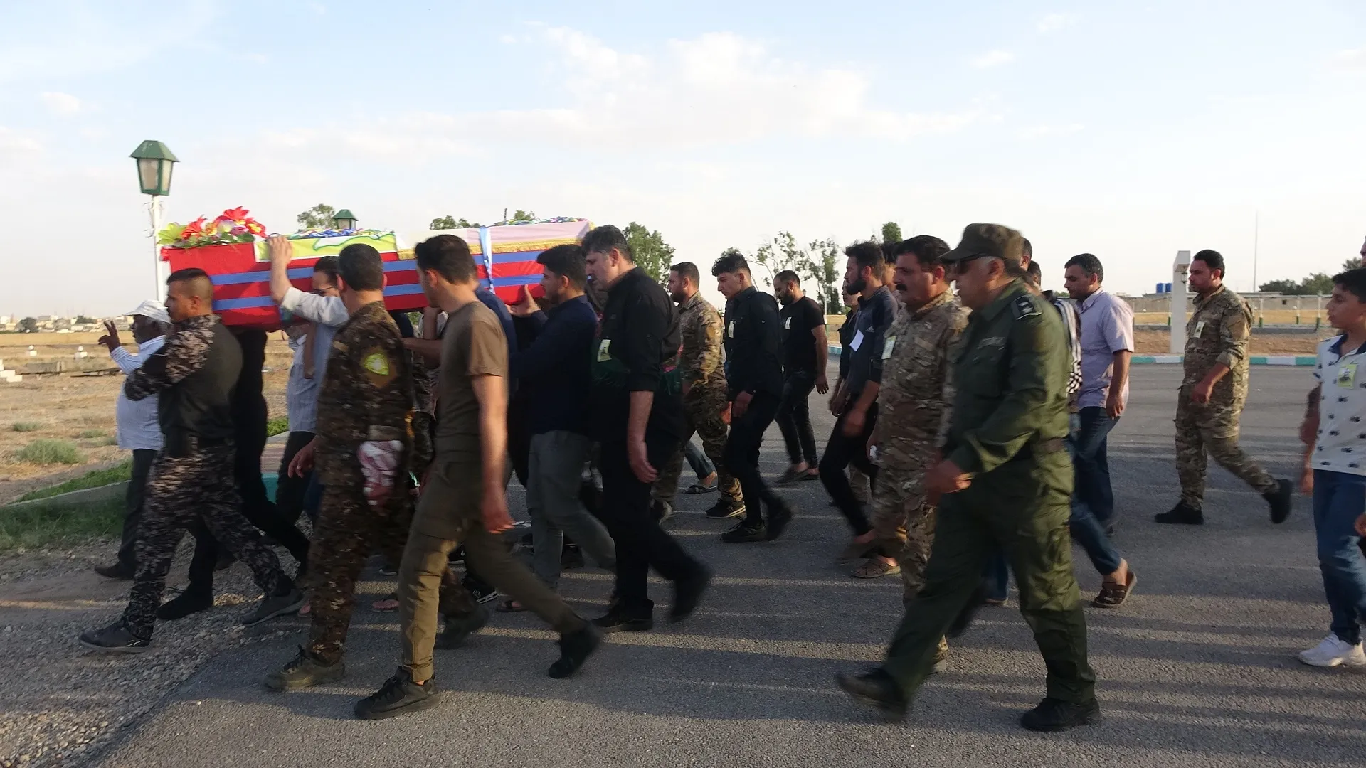 أهالي الطبقة يشيعون جثمان مقاتل جيش الثوار محمد الحمادة