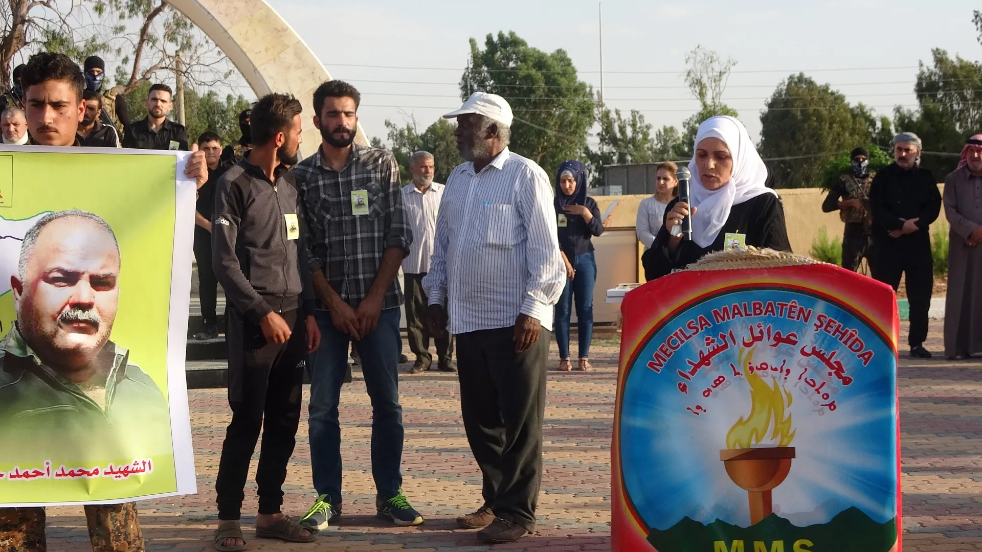 أهالي الطبقة يشيعون جثمان مقاتل جيش الثوار محمد الحمادة