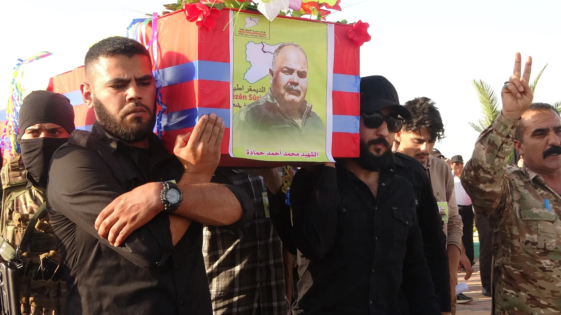 أهالي الطبقة يشيعون جثمان مقاتل جيش الثوار محمد الحمادة