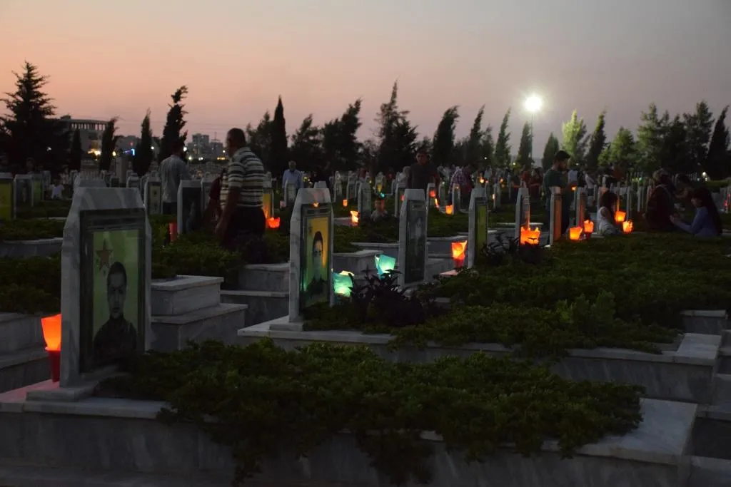عشية عيد الأضحى إشعال الشموع على أضرحة الشهداء
