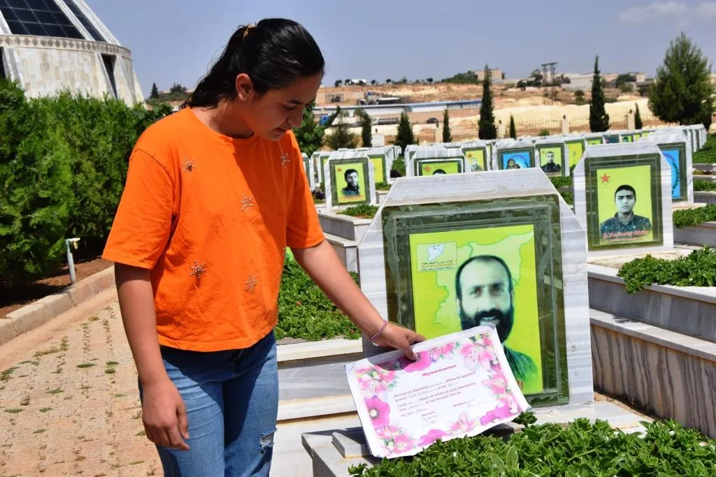 ليلى تعمل على تحقيق حلم والدها لتصبح طبيبة تعالج المقاتلين