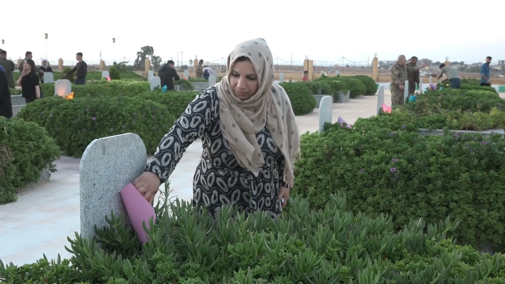 عشية عيد الأضحى إشعال الشموع على أضرحة الشهداء