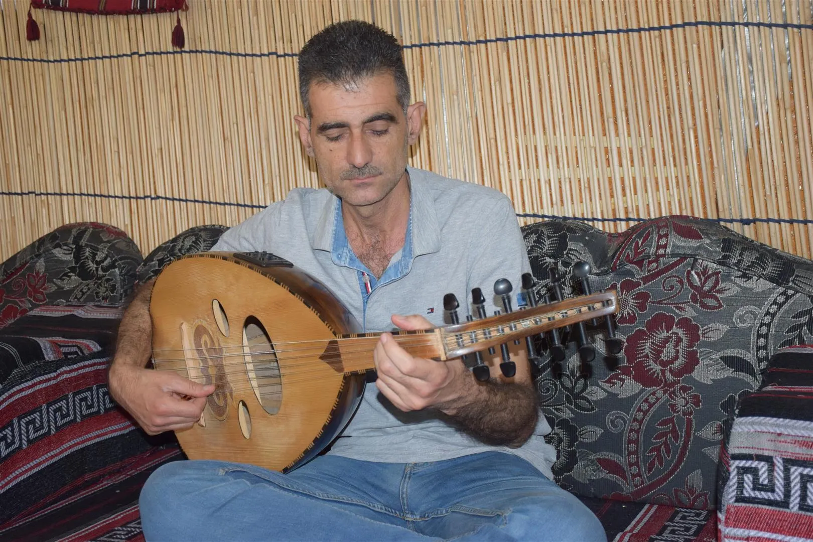 طموحه وشغفه بالفن جعلا منه فناناً