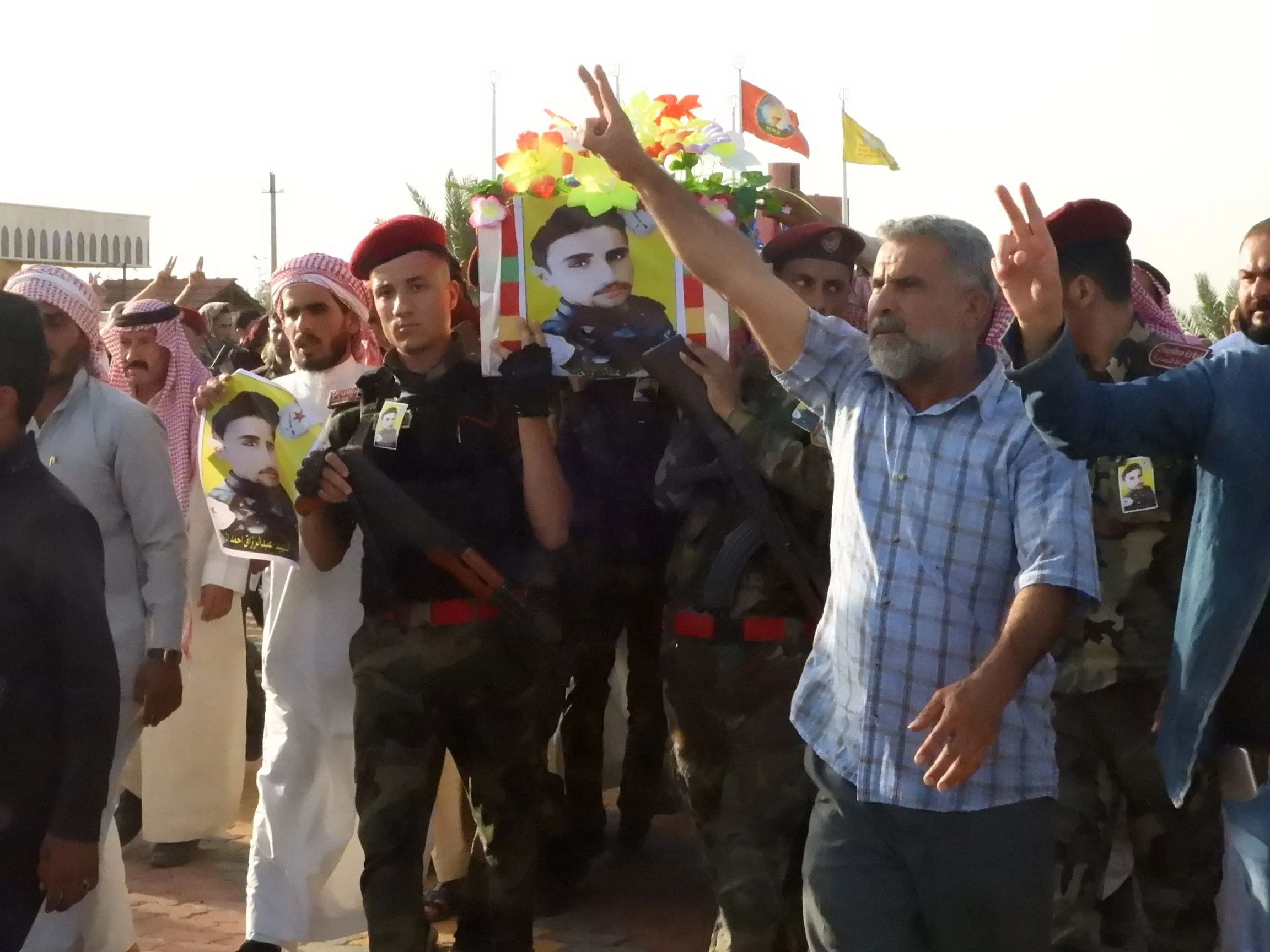 تشييع جثمان الشهيد عبد الرزاق المرعي في الطبقة