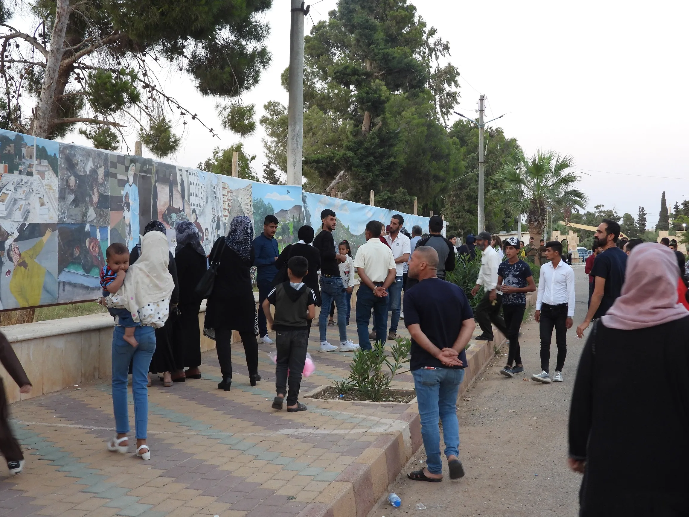 عرض لوحة عفرين الفنية في مدينة الطبقة