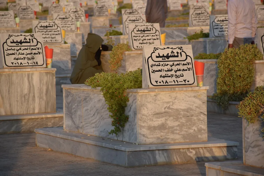 عشية عيد الأضحى إشعال الشموع على أضرحة الشهداء
