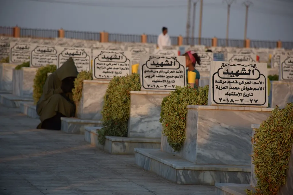 عشية عيد الأضحى إشعال الشموع على أضرحة الشهداء