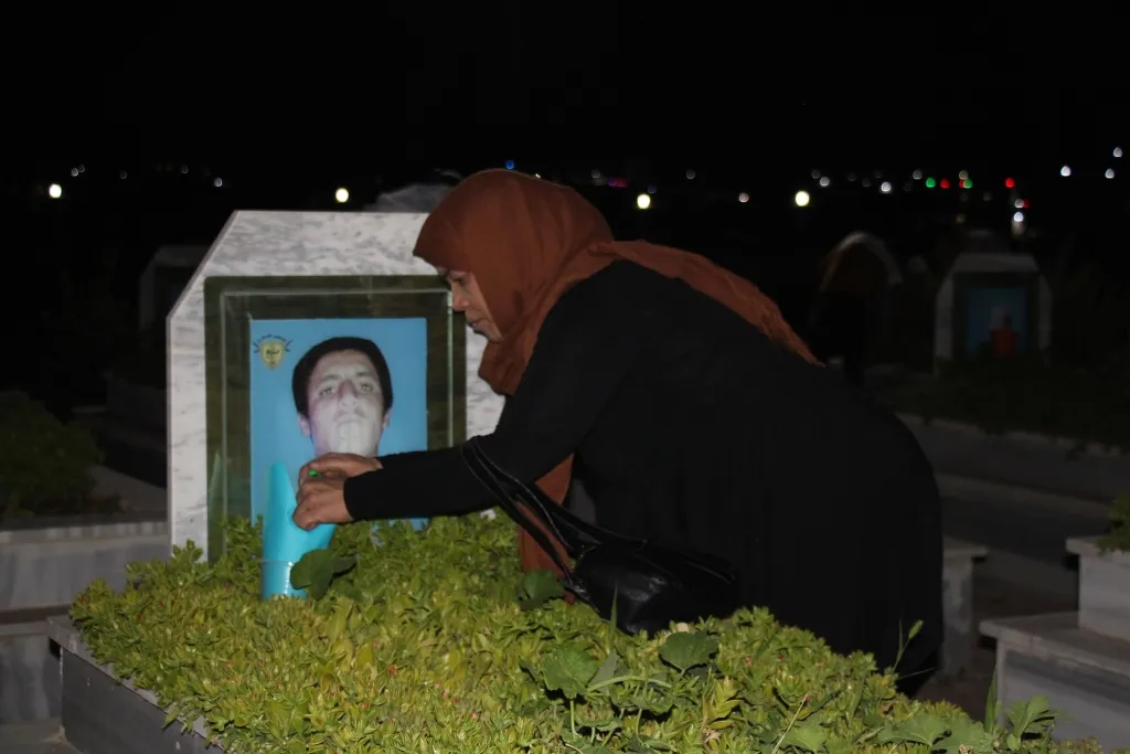 عشية عيد الأضحى إشعال الشموع على أضرحة الشهداء
