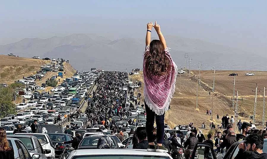 ​​​​​​​نشطاء حقوق الإنسان في إيران: الدولة الإيرانية تتعمد إذلال النساء