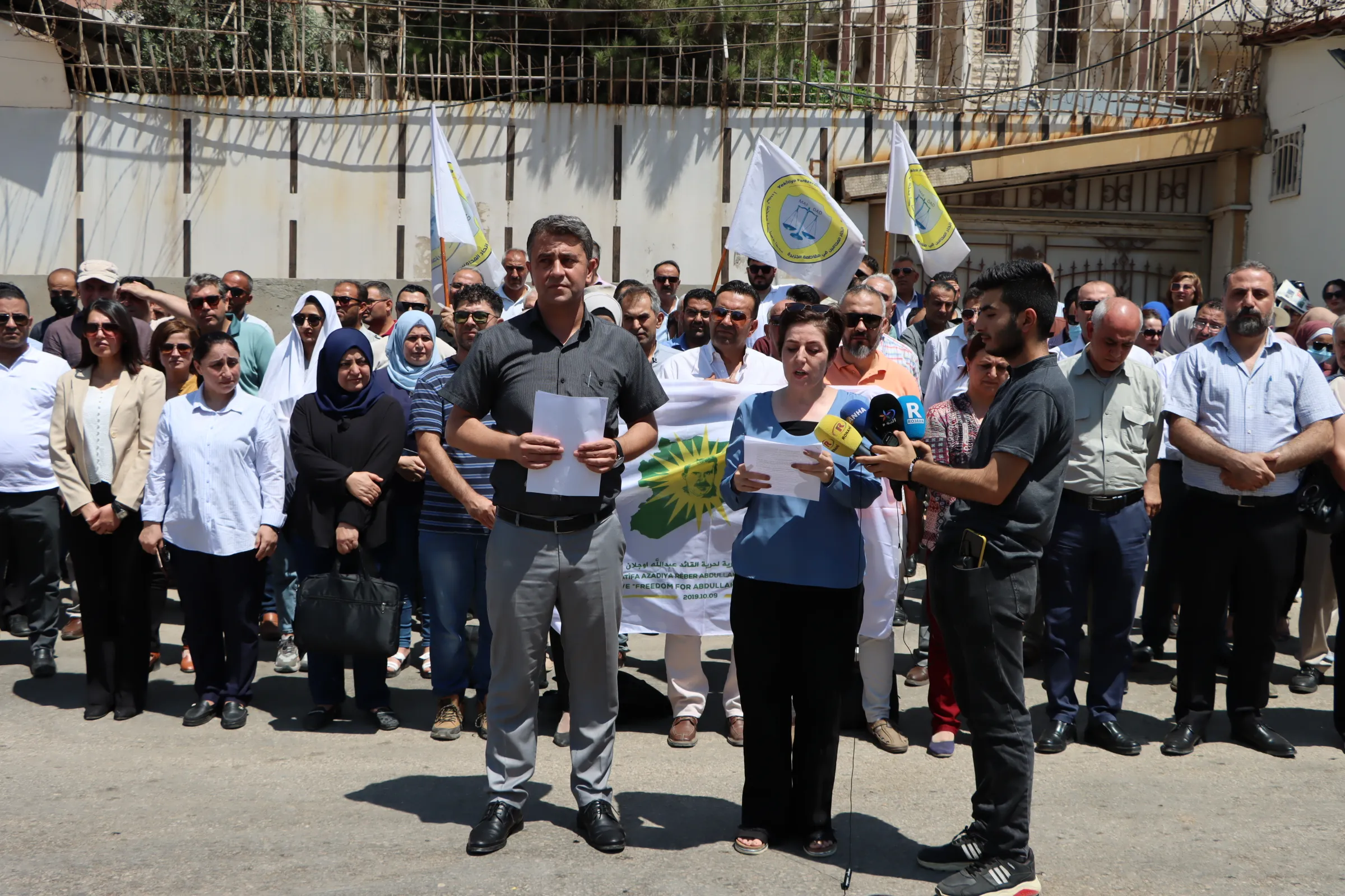 ​​​​​​​​​​​​​​​​​​​​​​​​​​​​"سنستمر بالنضال الحقوقي حتى تحقيق حرية القائد عبد الله أوجلان الجسدية"